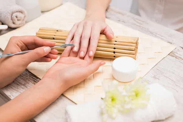 Chiodo tecnico dando crema pasticcera manicure — Foto Stock