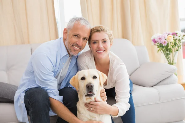 Casal com cão de estimação — Fotografia de Stock