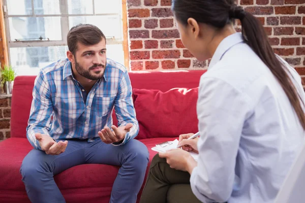 Terapeuten ta anteckningar på patient — Stockfoto