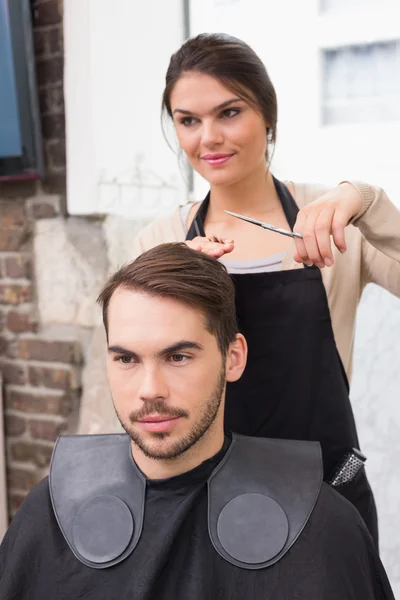 Homem recebendo seu cabelo aparado — Fotografia de Stock