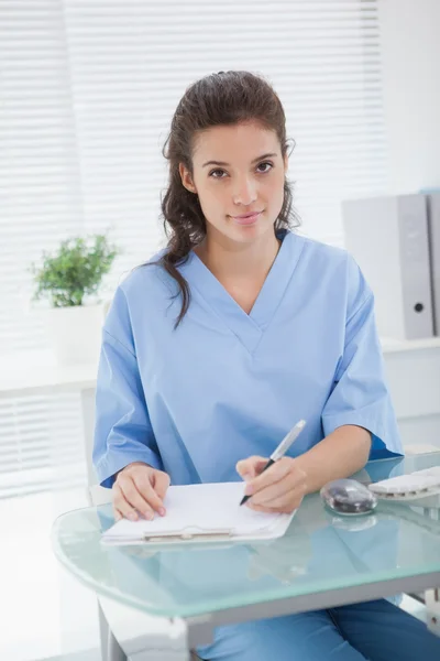 Doctor escribiendo en portapapeles — Foto de Stock