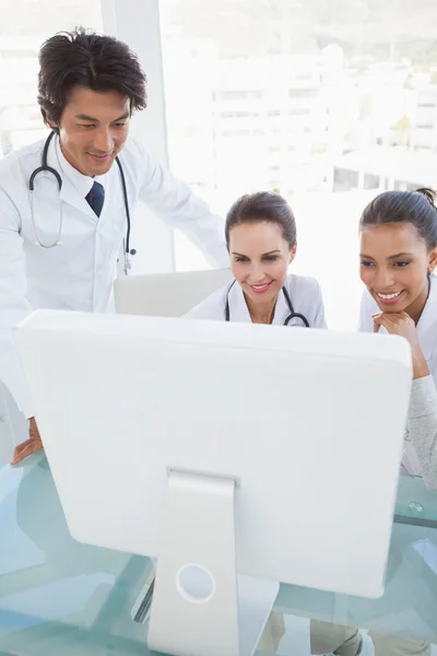 Doctors reviewing notes — Stock Photo, Image