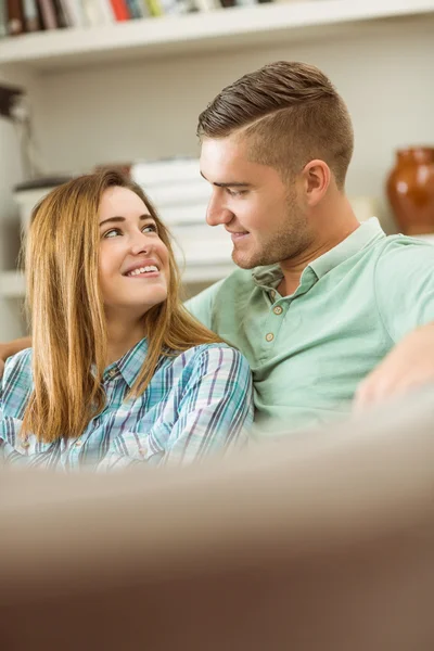 Casal relaxante no sofá — Fotografia de Stock