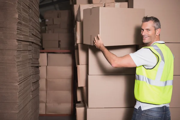 Arbetaren laddar upp pall — Stockfoto