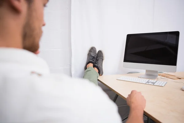 Businessman with legs crossed at ankle — Stock Photo, Image