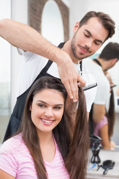 Mulher recebendo corte de cabelo — Fotografia de Stock