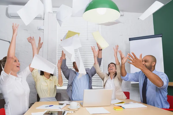 Lavoratori allegri lanciando carte — Foto Stock