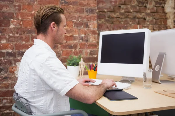 Zakenman typen op laptop — Stockfoto