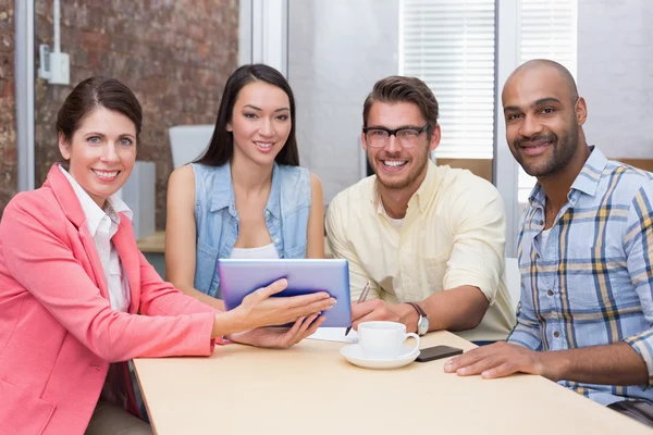 Empresarios que trabajan en la tableta pc — Foto de Stock