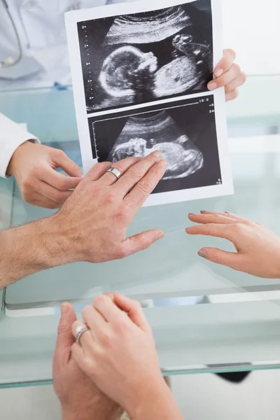 Casal conversando com médico — Fotografia de Stock