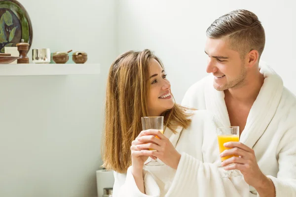 Couple drinking orange juice — Stock Photo, Image