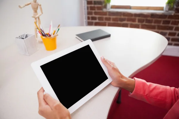 Geschäftsfrau nutzt Tablet-PC — Stockfoto