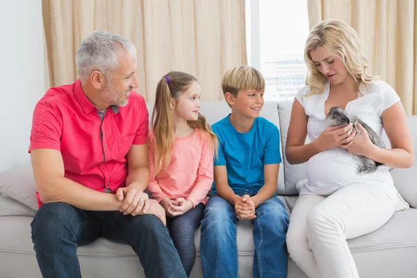 Familj med sällskapsdjur kanin — Stockfoto