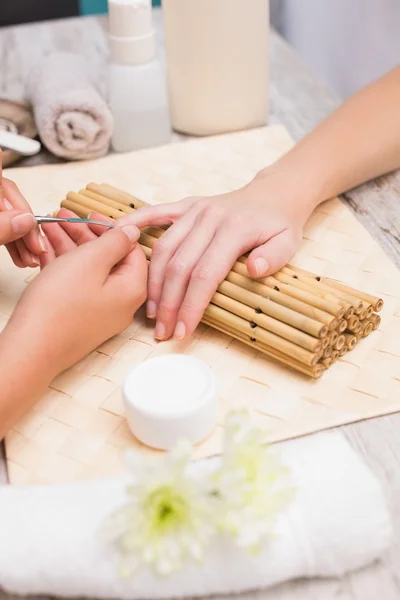 Técnico de uñas dando custome manicura —  Fotos de Stock