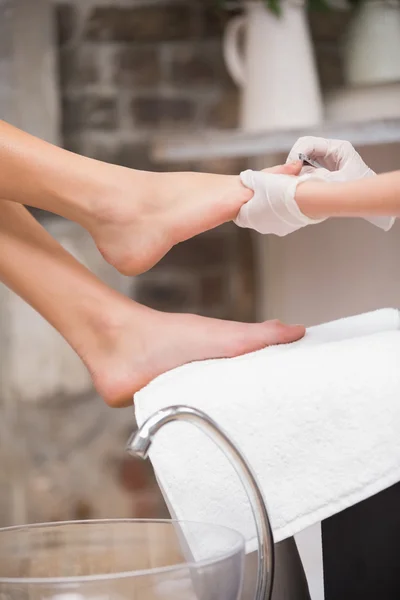 Kobieta coraz pedicure z kosmetyczka — Zdjęcie stockowe