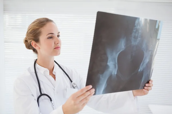 Arts kijken naar xray — Stockfoto