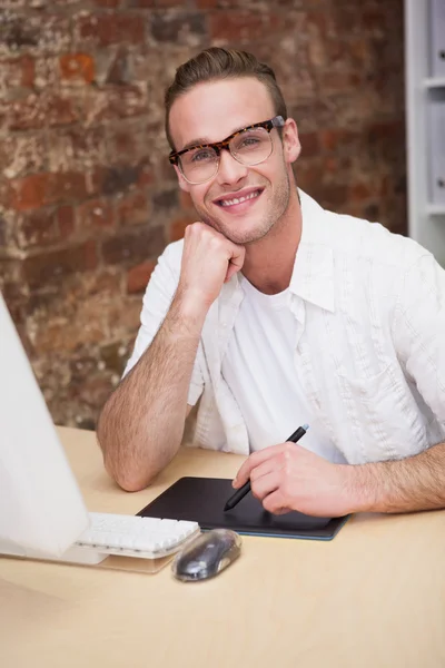 Man met kin op hand — Stockfoto