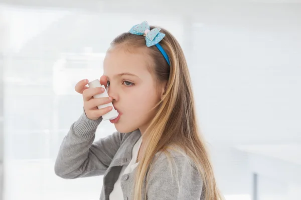 Chica usando inhalador — Foto de Stock