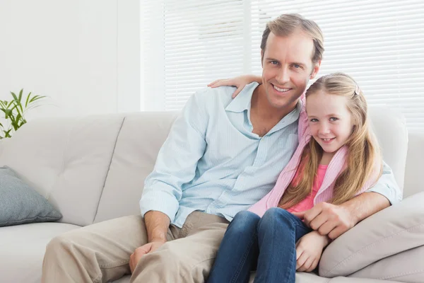 Vader en dochter glimlachen op camera — Stockfoto