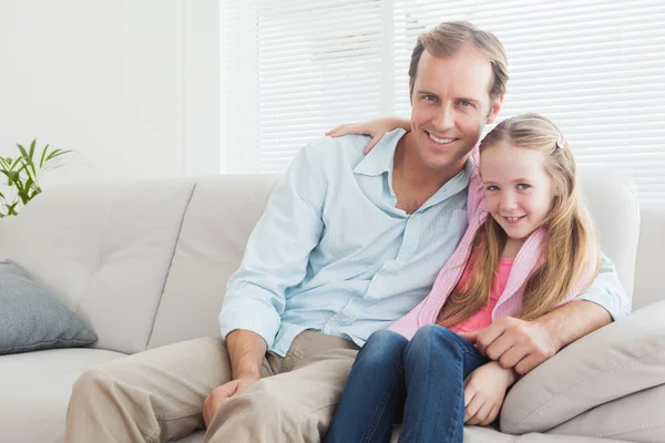 Far och dotter ler mot kameran — Stockfoto