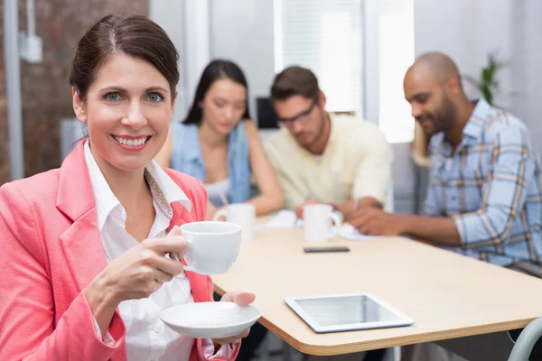 Zakenvrouw drinken koffie — Stockfoto