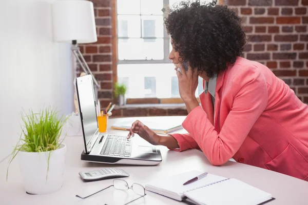 Empresaria trabajando en el escritorio — Foto de Stock