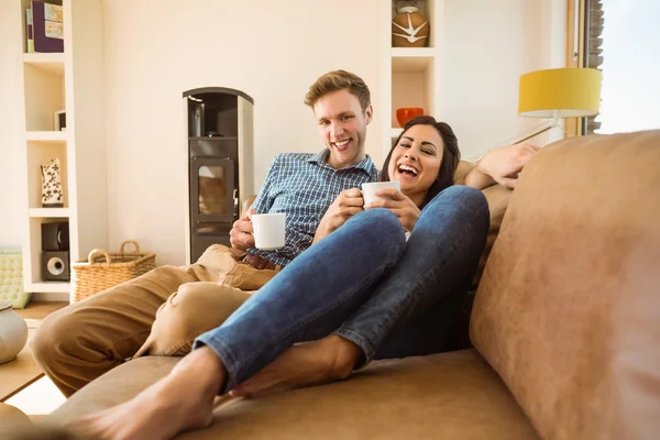 Пара розслабляється на дивані — стокове фото