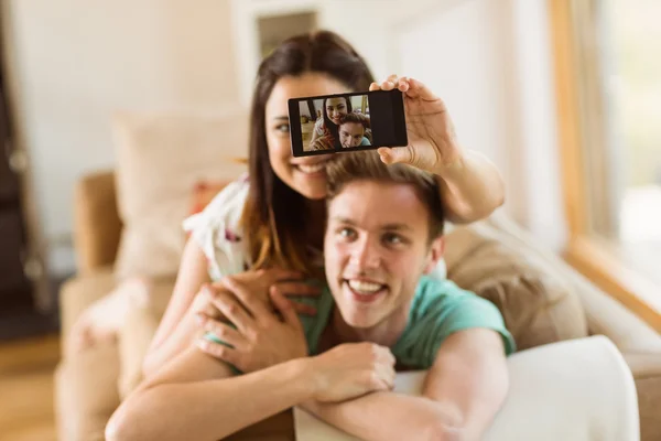 お似合いのカップルが、selfie を取って — ストック写真