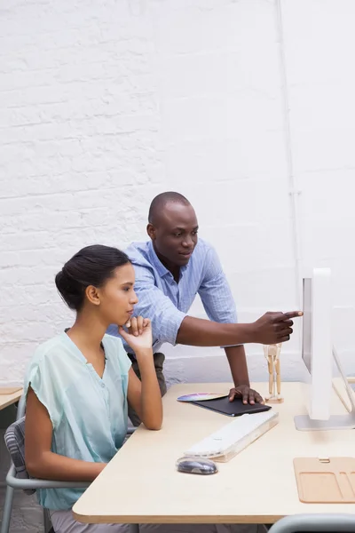 Zakenman iets waarop met laptop — Stockfoto