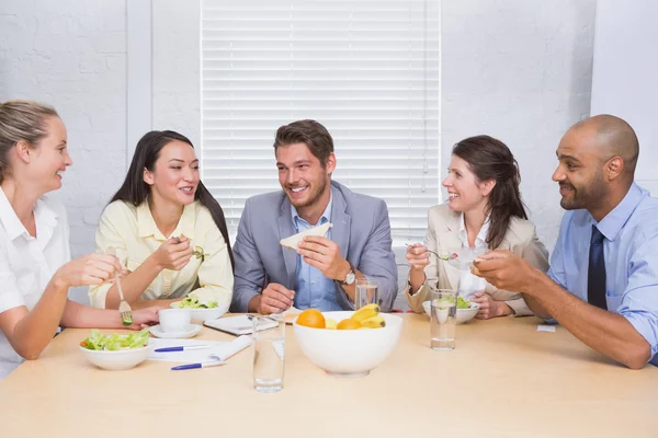 Uomini d'affari godendo pranzo sano — Foto Stock