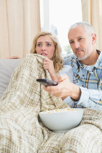 Casal assistindo filme no sofá — Fotografia de Stock