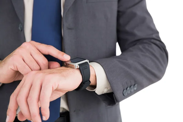 Hombre de negocios usando reloj inteligente — Foto de Stock