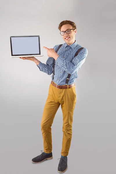 Empresario mostrando portátil — Foto de Stock