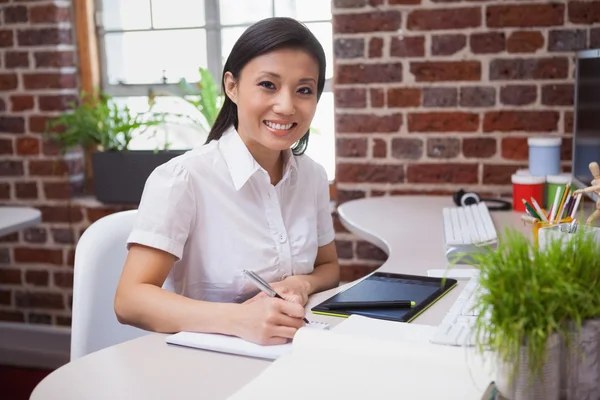 Designer working at desk — Stock Photo, Image