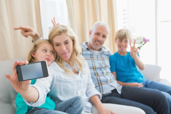 Οικογενειακή λαμβάνοντας selfie στον καναπέ — Φωτογραφία Αρχείου
