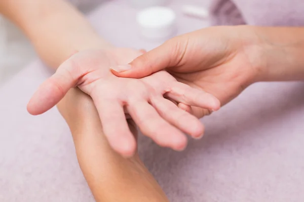 Frau bekommt Handmassage — Stockfoto