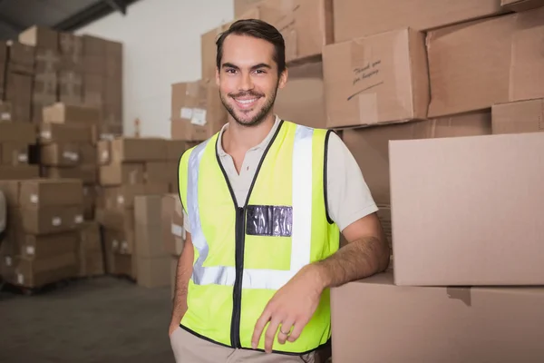 Lavoratore in piedi in magazzino — Foto Stock