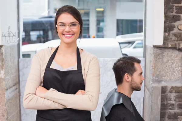 Coiffeur souriant à la caméra — Photo