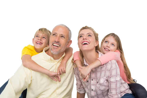 Família sorrindo e olhando para cima — Fotografia de Stock