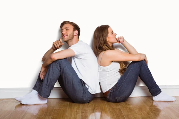 Paar sitzt auf dem Boden — Stockfoto