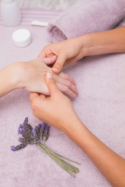 Frau bekommt Handmassage — Stockfoto