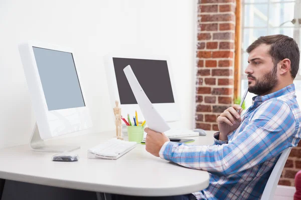 Empresário trabalhando em sua mesa — Fotografia de Stock