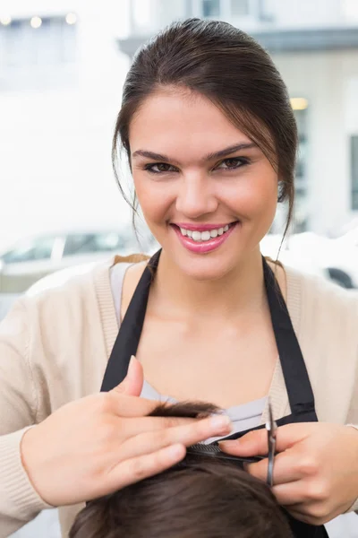 Hair stylist trimming mans hair — Stock Photo, Image