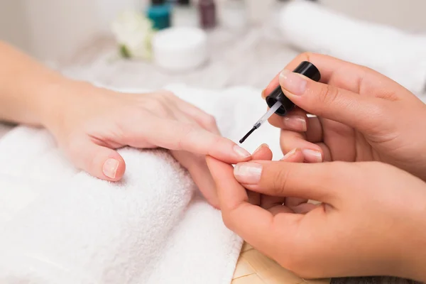 Técnico de unhas dando manicure custome — Fotografia de Stock