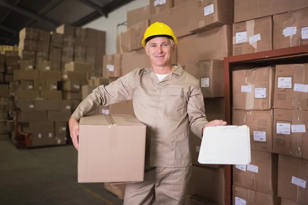 Levering man met doos en Klembord — Stockfoto