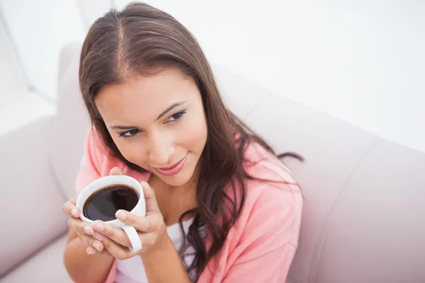 Mulher desfrutando de café — Fotografia de Stock