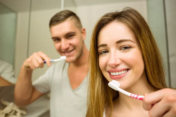 Coppia lavarsi i denti — Foto Stock