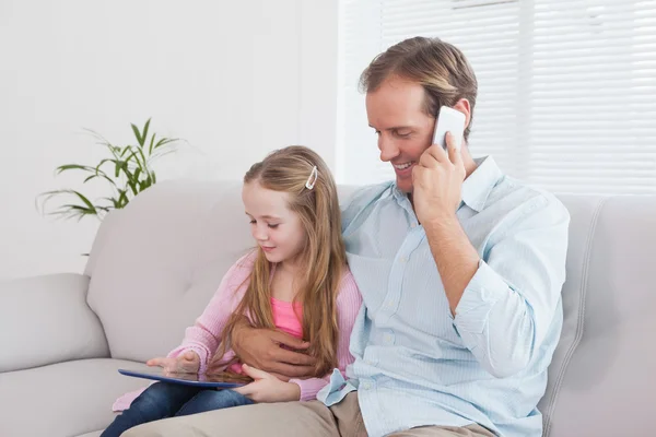 Padre e hija usando tableta PC —  Fotos de Stock