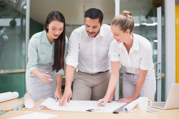 Equipo de arquitectura trabajando —  Fotos de Stock