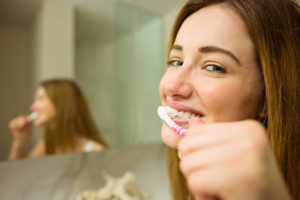 Donna lavarsi i denti — Foto Stock